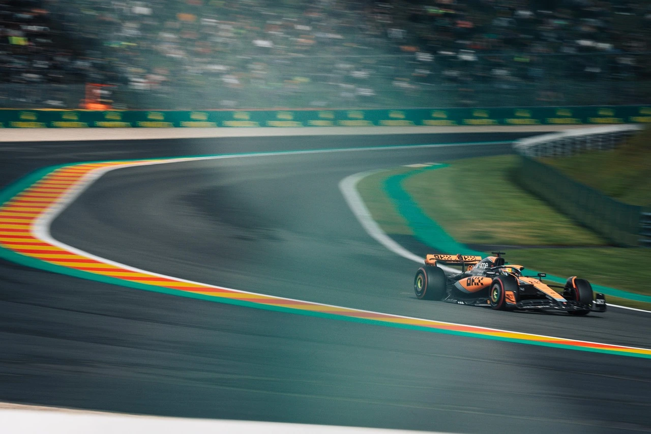 Oscar Piastri en course dans une McLaren