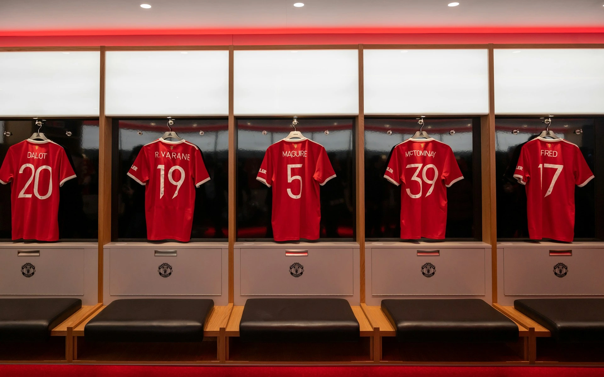 Maillots de joueurs de Manchester United suspendus dans le vestiaire