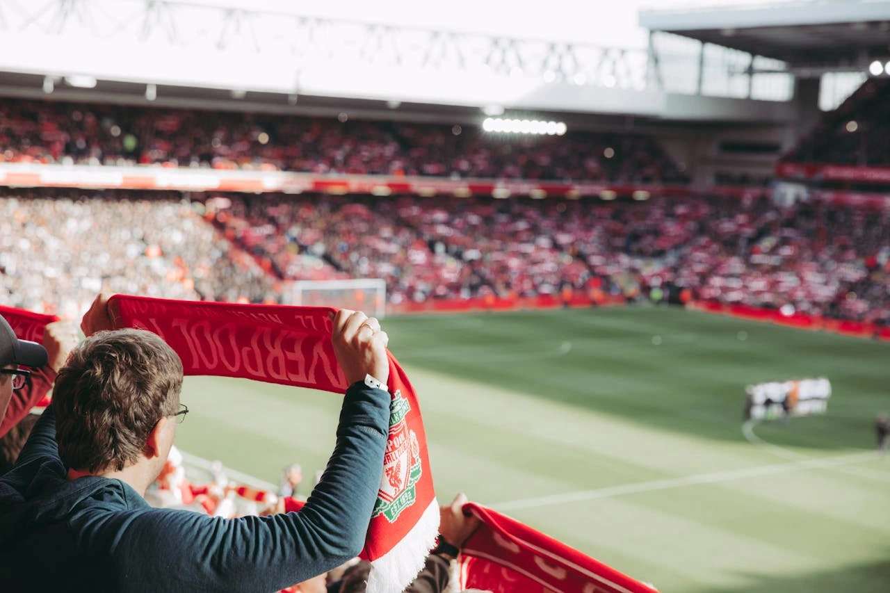 Supporters de Liverpool assistant à un match de Premier League Supporters de Liverpool assistant à un match de Premier League