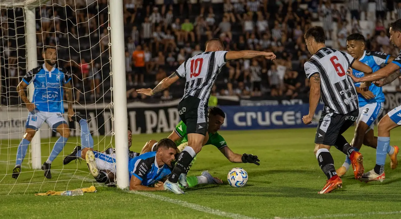 Plusieurs joueurs de football se disputent la balle sur la ligne de but Plusieurs joueurs de football se disputent la balle sur la ligne de but