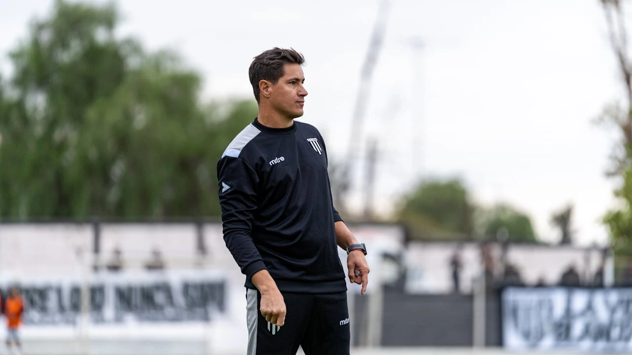 Coach sportif seul sur le bord du terrain