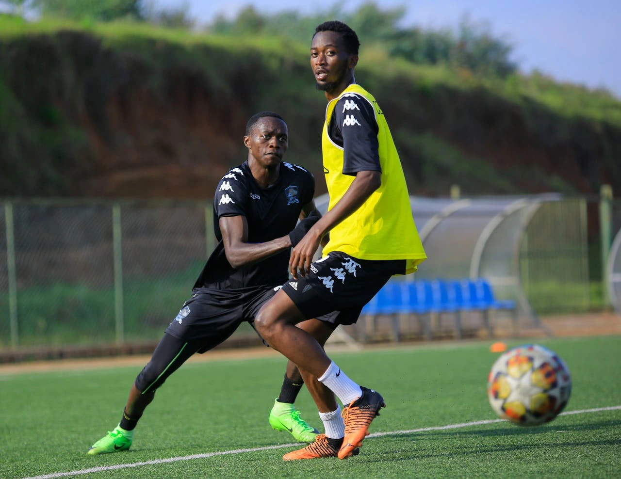 Deux joueurs de football à l’entraînement