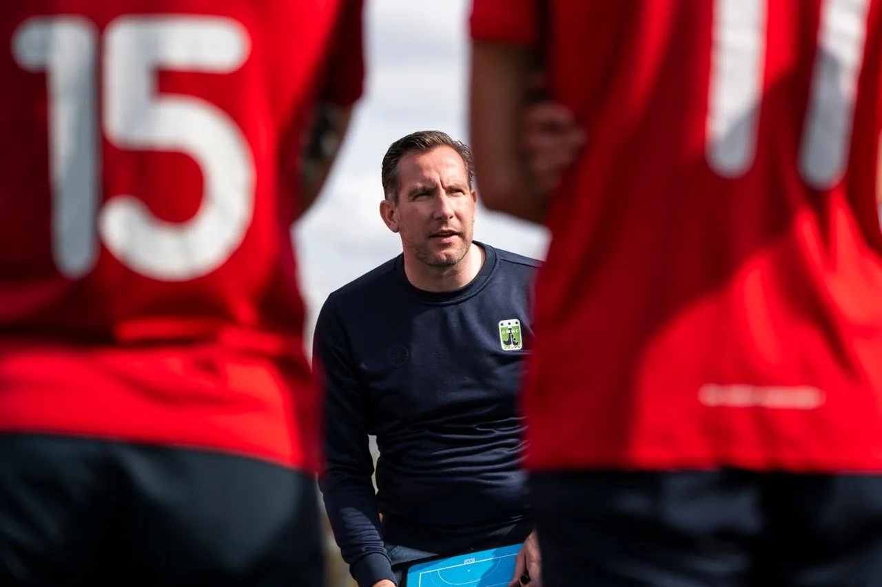 Coach d’une équipe donnant des instructions tactiques
