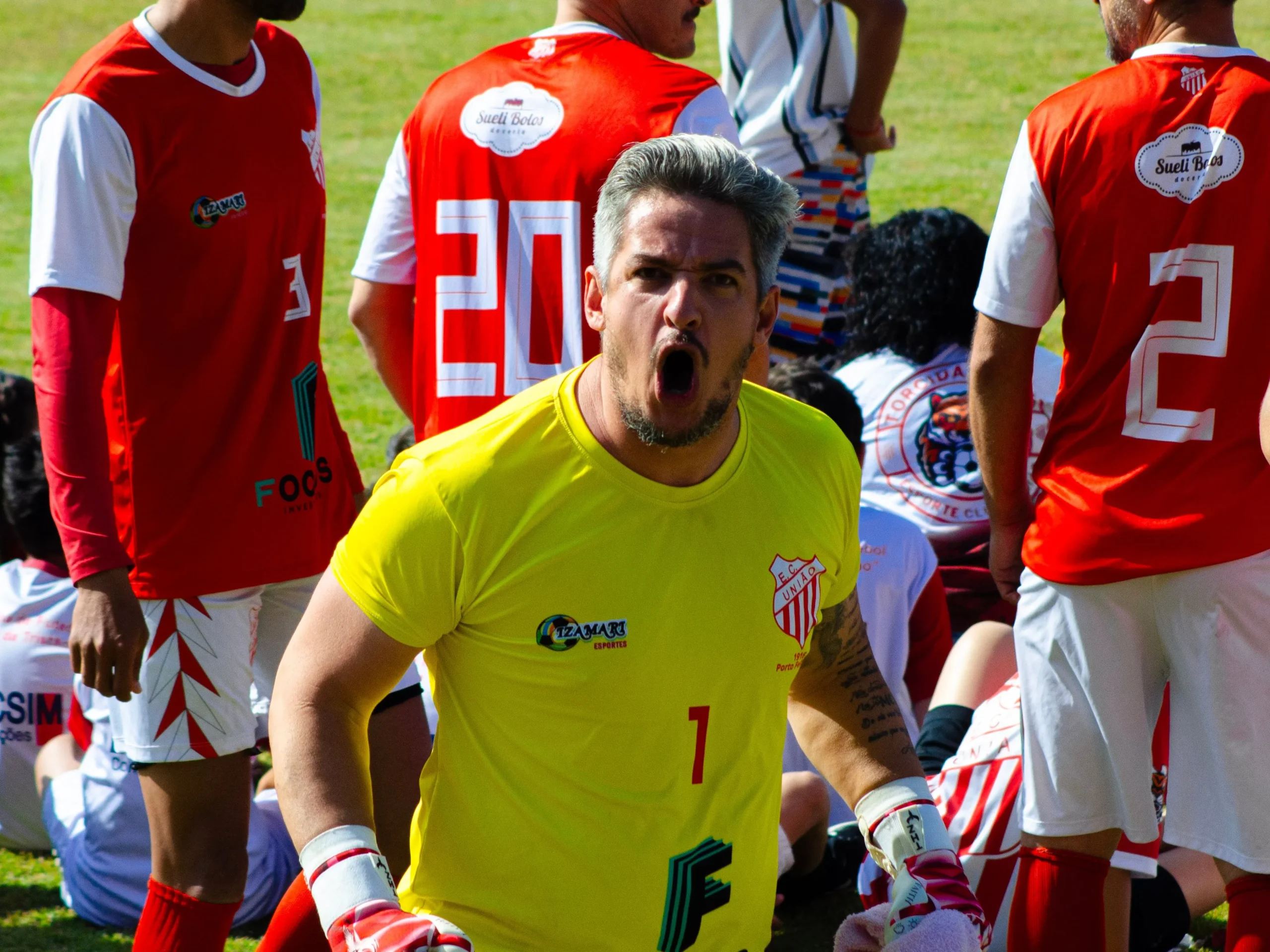 Gardien de football en train de crier