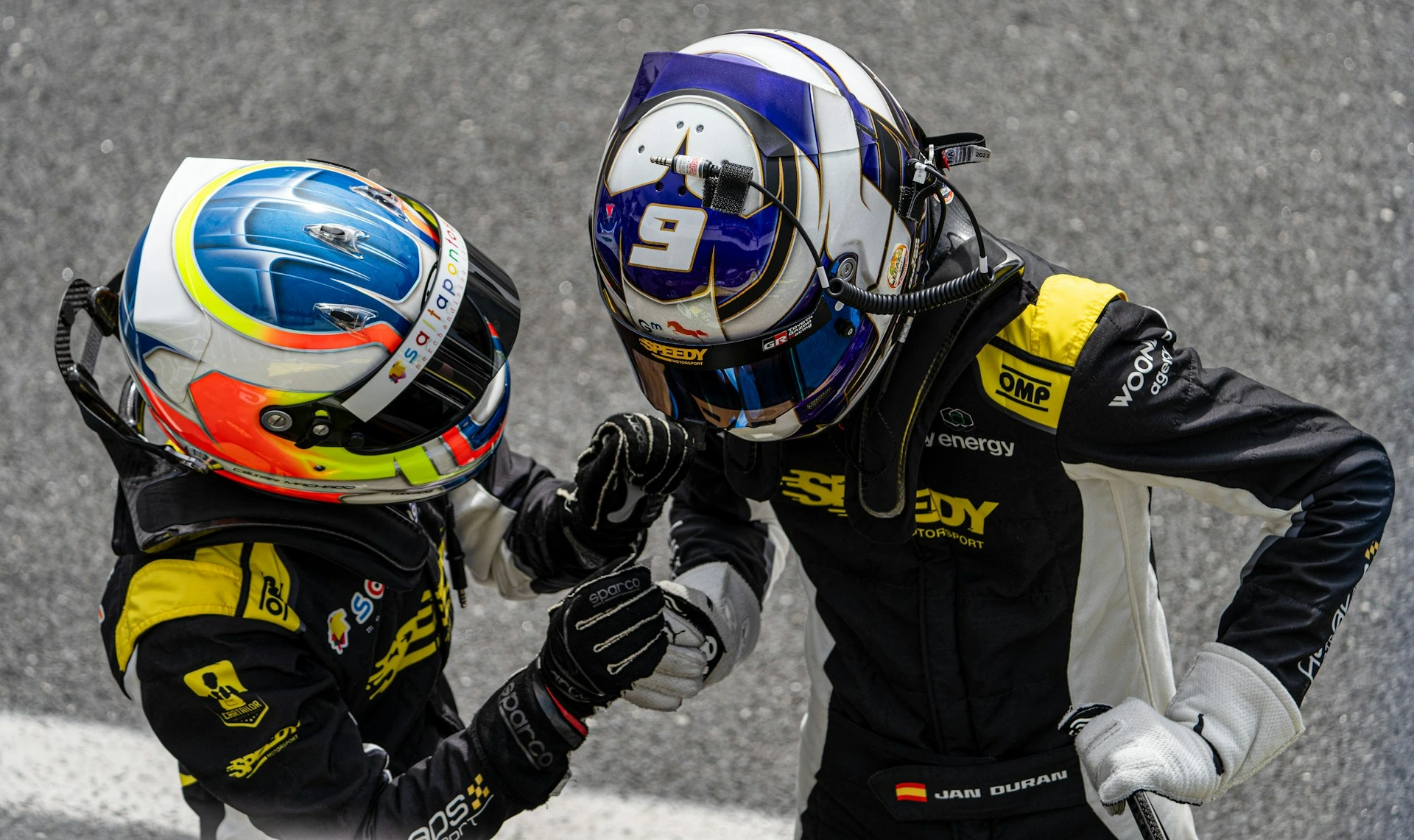 Deux pilotes de course face-à-face avec leur casque