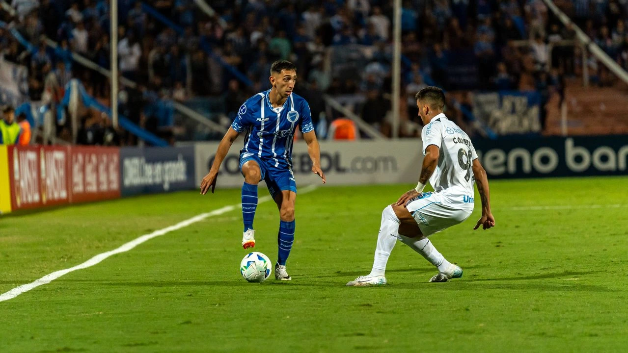Ailier face à son défenseur dans un match de football