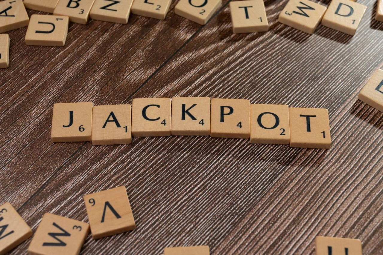 Le terme jackpot avec des lettres de Scrabble